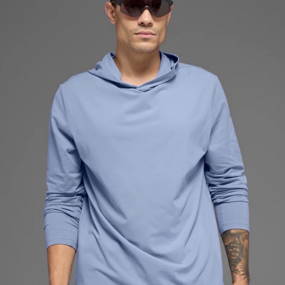 Alo yoga Men's Light Blue Hooded Long-Sleeve Shirt